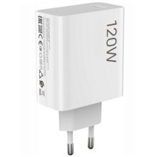 Mała ładowarka sieciowa z portem USB-C na jasnym tle.